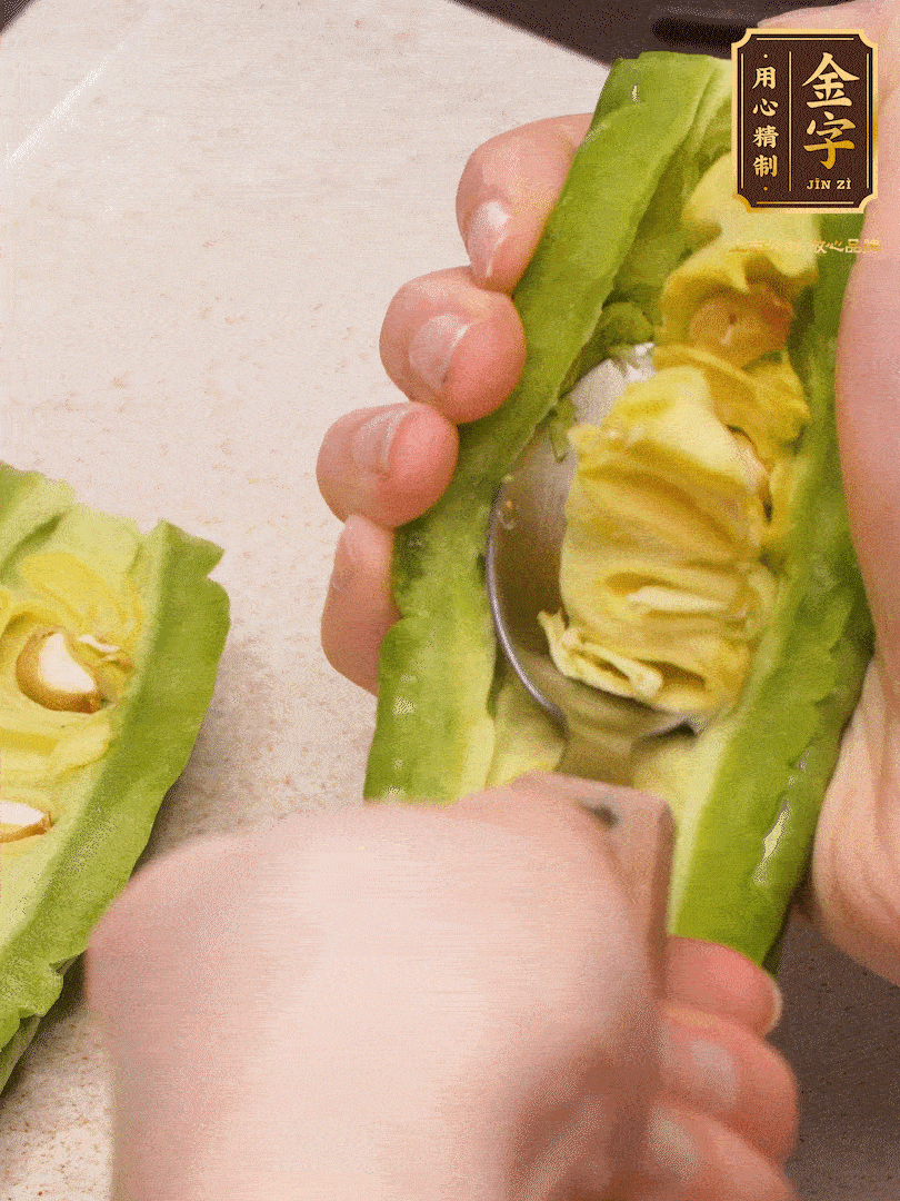 苦瓜從中間切開，把里面的瓢和籽全部挖干凈