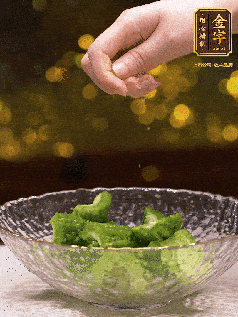 處理好的苦瓜切段（5cm），加點(diǎn)鹽鹽腌一下，去除一下苦味