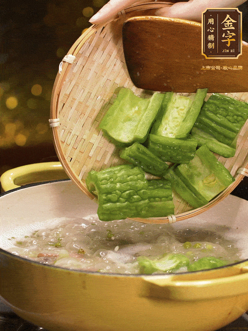 最后在放苦瓜燒開，放一點(diǎn)點(diǎn)調(diào)味糖，燉煮20分鐘