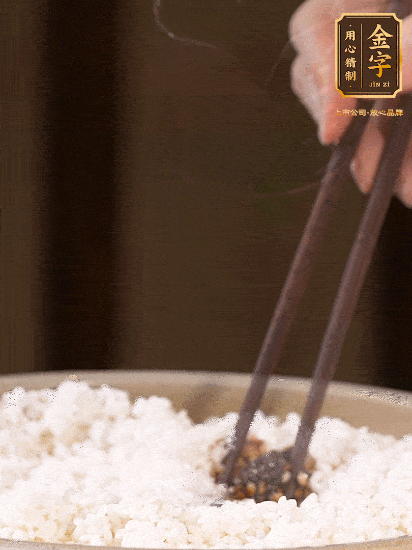 糯米淘洗干凈，浸泡4小時(shí)，控干水分后，加鹽、糖、老抽調(diào)味調(diào)色