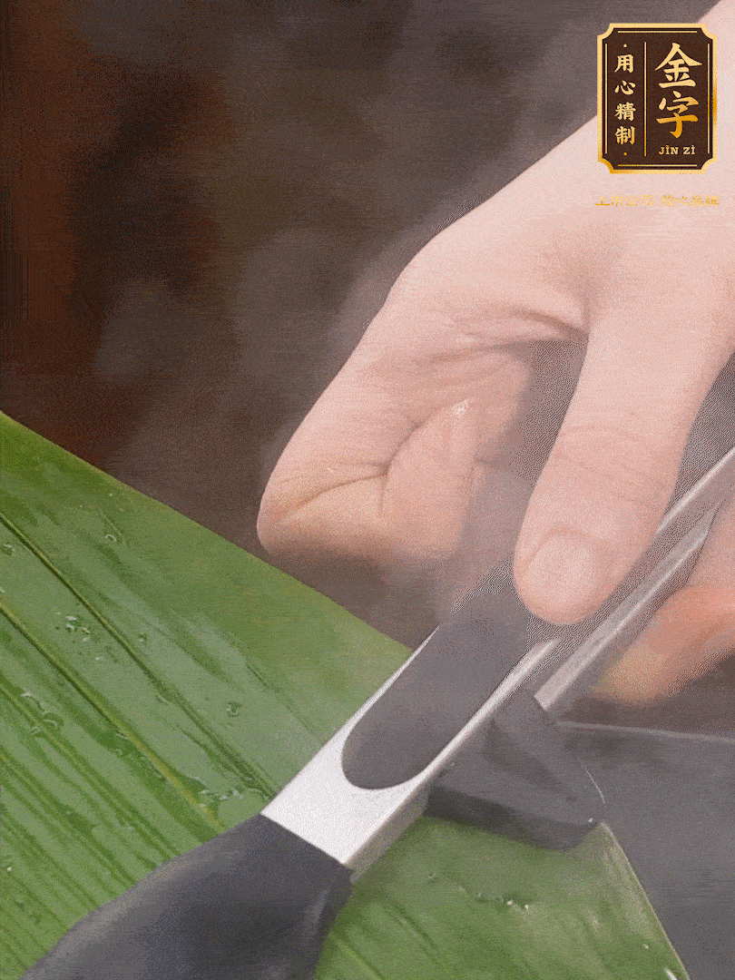 新鮮粽葉洗凈，用開水煮一下，讓粽葉更有韌性不易裂。