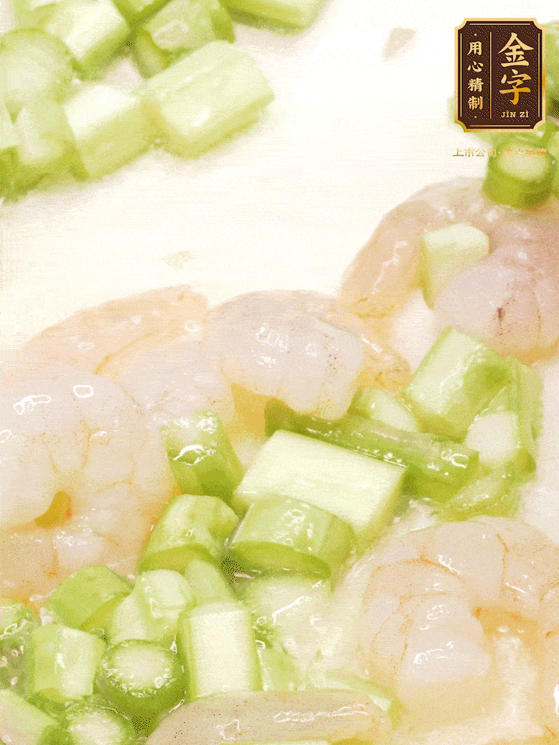 熱油煎香蝦仁，下香腸、蘆筍翻炒，盛出備用。