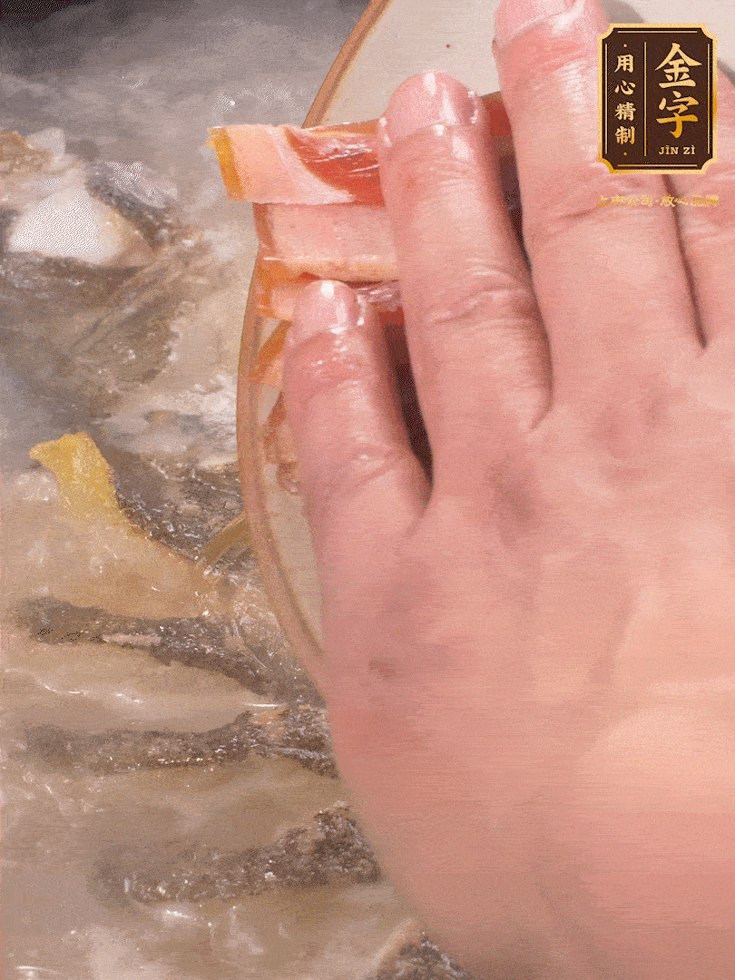 將煎好的魚，倒入三大碗開水。大火煮開后放入1個蔥結(jié)、2片姜片和1勺料酒和火腿片