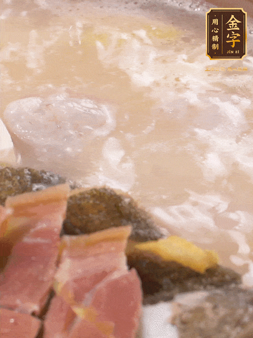 大火煮至沸騰后，轉(zhuǎn)至砂鍋中，繼續(xù)燉煮。這個時候可以放入一些自己喜歡吃的配菜比如蝦滑、內(nèi)酯豆腐來添味