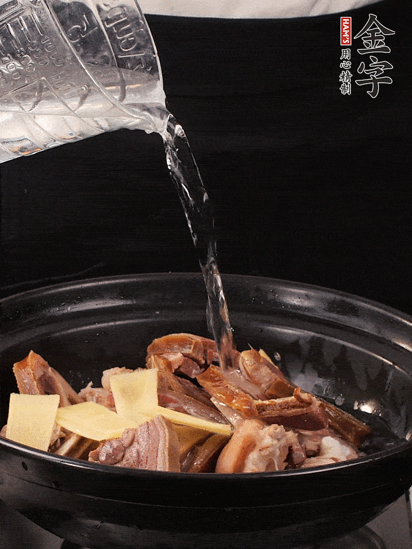 火腿、豬腳放到大砂鍋里，黃酒提鮮，蔥姜去腥，加2kg純凈水沒過食材。水一定要放足，中途最好不能加水