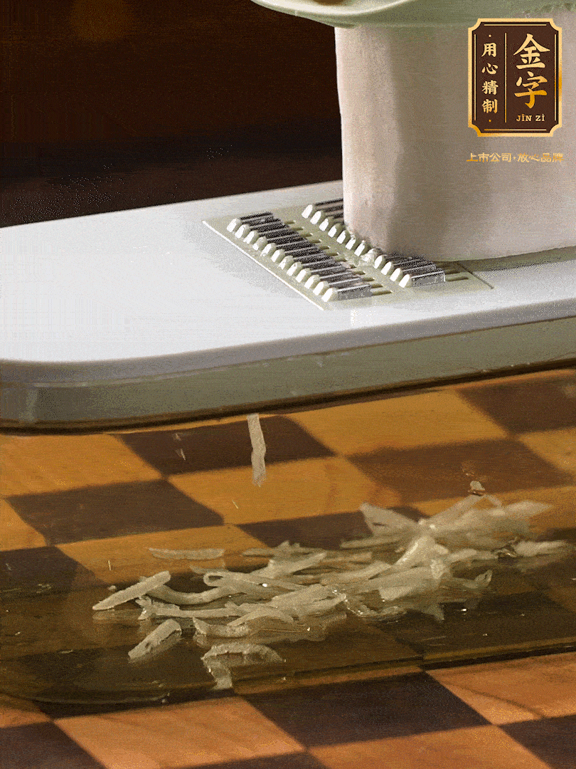 蘿卜切絲 ，加少許的鹽 抓拌均勻后，腌制十五分鐘