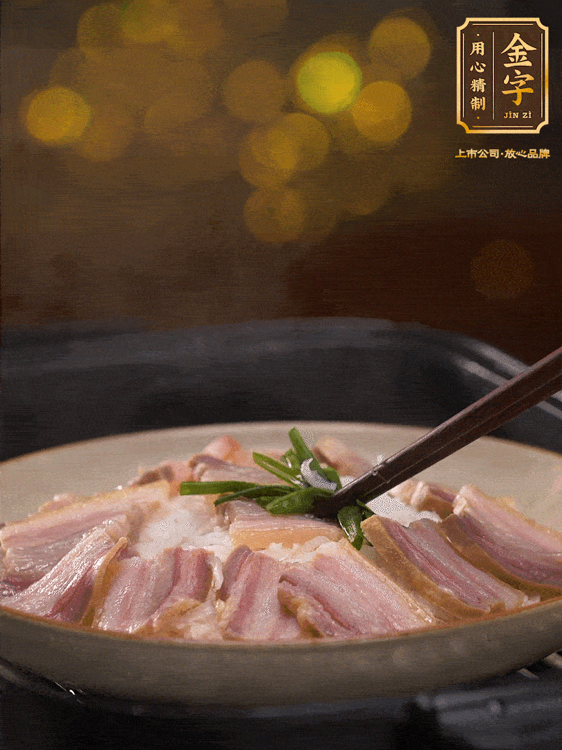 二十分鐘后關(guān)火，去除頂部的蔥段，最后撒上少許的蔥末，就完成了