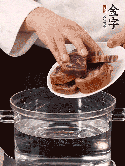 準(zhǔn)備食材。做金銀蹄有2個(gè)關(guān)鍵點(diǎn)：食材上火腿當(dāng)然得選足年發(fā)酵的金字火腿，新鮮豬爪最好選前腳、大小適宜的。