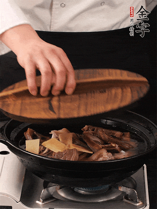 大火煮到沸騰后，轉(zhuǎn)中小火慢燉1個(gè)半小時(shí)。