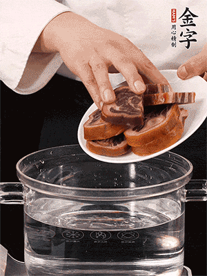 一包200g的金字火腿蹄片恰好搭配一個(gè)新鮮豬爪（豬腳）。都先加蔥姜、料酒焯水一遍，把血水清除后燉出來才能更清澈不油膩。