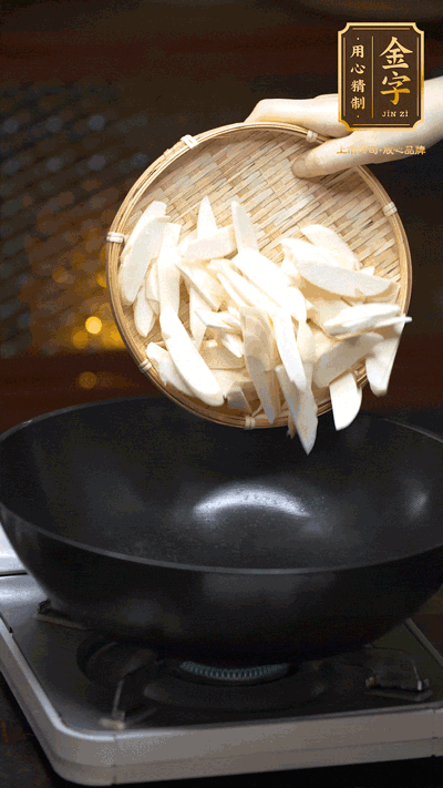 油至5成熱，下茭白塊翻炒，慢慢煎炒至表面微微焦黃