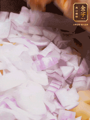 倒入洗干凈的大米、土豆丁、洋蔥碎、排骨、金字火腿xo醬、水