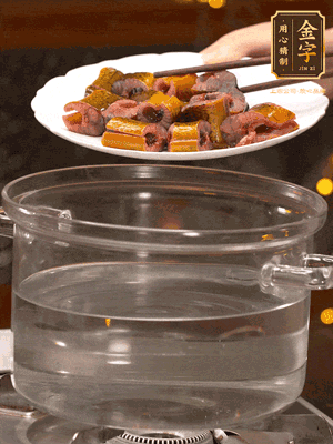 黃鱔冷水下鍋焯燙，再用清水洗凈去除腥味