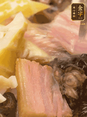 倒入滾燙的熱水，燉煮20分鐘，湯濃汁白