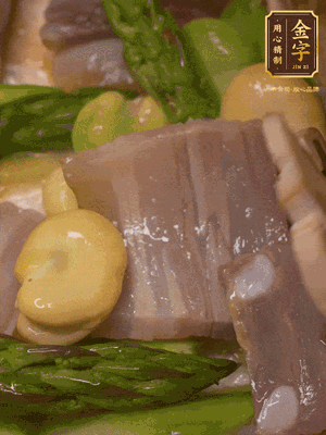 倒入熱水，燉煮10分鐘