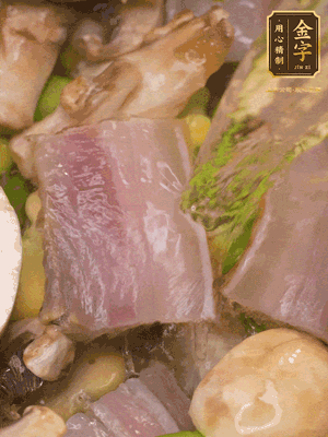 開蓋，放入河蝦繼續(xù)燜煮5分鐘