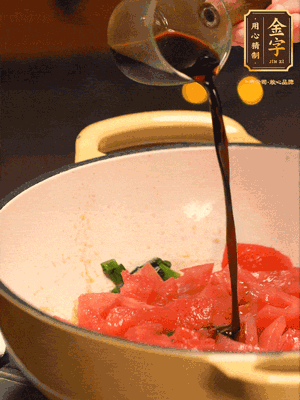 調(diào)味：1勺蠔油、1勺生抽、2轉(zhuǎn)胡椒粉和2勺番茄醬倒入400ml開(kāi)水，燒至湯汁濃厚