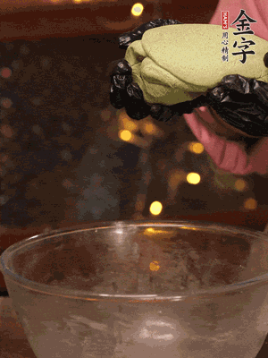 水里放點(diǎn)鹽，燒開后放艾草，一勺小蘇打，撈出浸入涼水，打成艾草泥