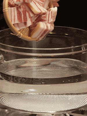 排骨、咸肉，一起下入鍋中，加入蔥，姜，料酒，倒入清水焯水清洗干凈