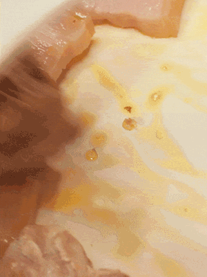 另起一鍋，將咸肉、鮮肉 翻炒出香味