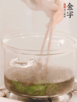 香椿焯水，變色后撈出，切成小段