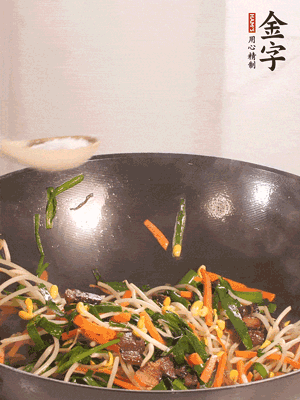 炒合菜：金字醬油肉、綠豆芽、韭菜
