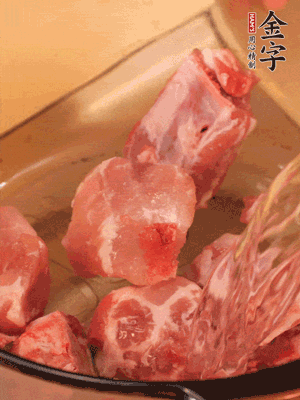 排骨冷水下鍋，加料酒、姜片，煮開綽水