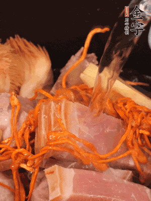 將所有食材一起倒進(jìn)鍋中，加水沒過食材，燉煮30分鐘即可