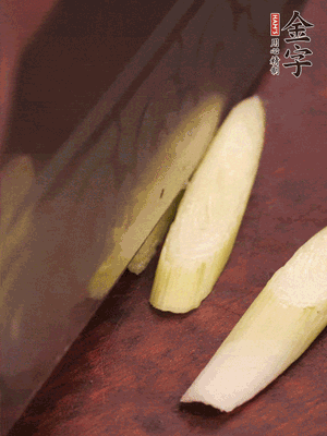 蒜白切小段，辣椒斜切圈