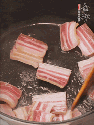 鍋中放菜籽油燒熱，下咸肉、冬筍略微煸炒