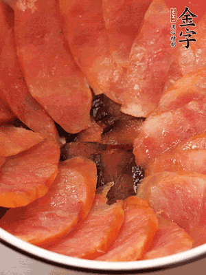 深碗涂抹豬油，頂端鋪枸杞，間隔鋪上香腸、醬油肉片