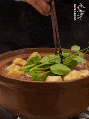 加筒骨煲的經(jīng)典配菜：金字土香腸、油豆腐、千張蓋上蓋子燜一會(huì)兒，耐心等候10分鐘。