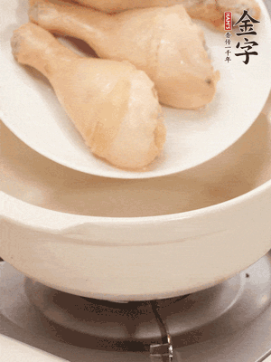 雞腿、火腿、干貝、蒜頭放入砂鍋內(nèi)燉1小時(shí)