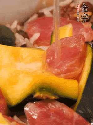 倒入溫開水，水量高出米面一個(gè)指節(jié)。