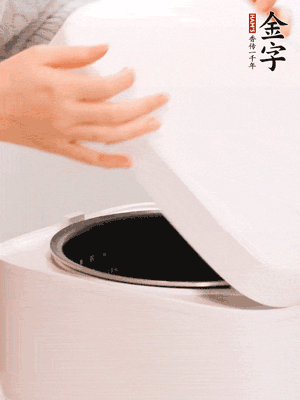 泡發(fā)香菇的水和調(diào)好的醬汁混合在一起，倒入電飯煲中，煮飯。