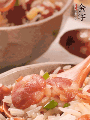 開蓋后，沿鍋邊淋2大勺花生油，大火烤出鍋巴。輕輕翻拌一下，撒點蔥花。