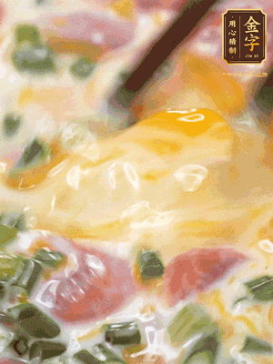 三個全蛋中加適量牛奶、鹽、黑胡椒粉、臘腸、蔥花攪拌均勻