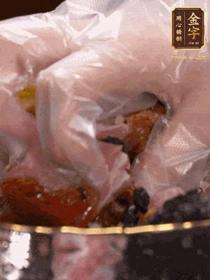 排骨洗凈后（蠔油、生抽、老抽、鹽、糖、淀粉、豆豉、蒜蓉、姜絲）腌制30分鐘