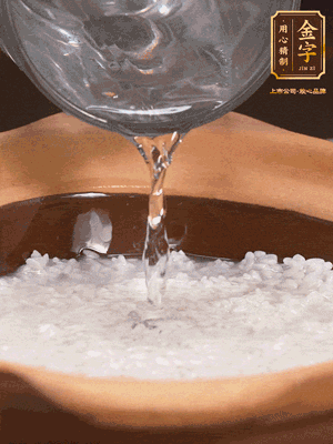 砂鍋底部刷一層油，加入大米和開水，水高1cm,大火燒開后轉(zhuǎn)中火煲5分鐘，到水微收干