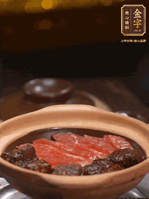 鋪上臘腸和排骨，鍋邊淋一圈油，小火煲10分鐘