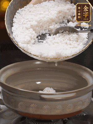 鍋底刷油，倒入米飯，水沒過即可，中小火燜10分鐘，戳幾個(gè)洞