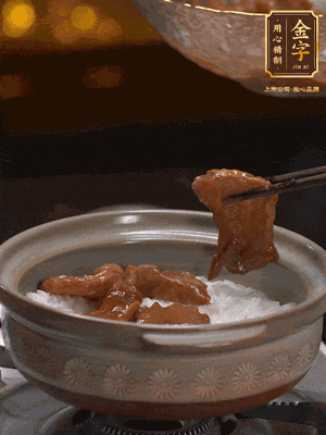 鋪上牛肉，鍋邊淋油在燜5分鐘