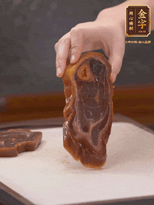 處理節(jié)瓜，刮掉表層的皮和毛，洗凈后去掉瓜蒂，切大塊