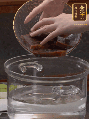 火腿蹄片冷水下鍋，水沸騰后煮5分鐘焯水