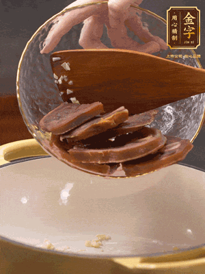 熱油爆香蒜粒、姜粒，加火腿蹄片煸炒一下