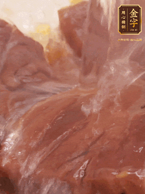 加熱水，2大勺料酒煮20分鐘，再下節(jié)瓜塊煮10分鐘即可