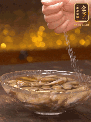 鮮活蟶子反復(fù)沖洗干凈，水中加鹽、芝麻香油浸泡30分鐘吐沙