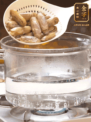 煮一鍋沸水，下蟶子汆燙30秒，撈出浸入冰水，取出蟶子肉