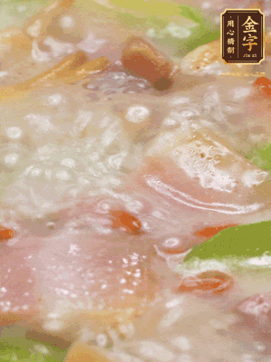 最后下蟶子，一點白胡椒調(diào)味，煮到白色湯汁出來。撒點枸杞點綴