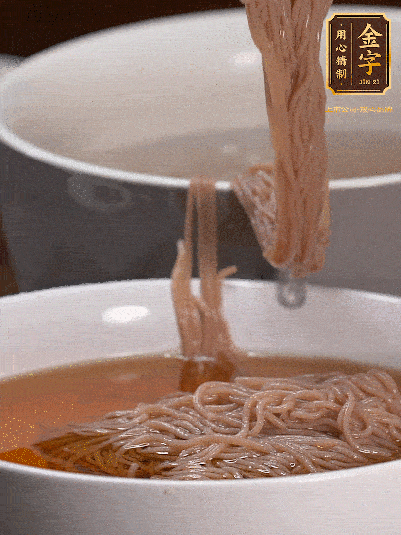 蘋果醋，一點(diǎn)鹽、糖、醬油，兌入涼白開(kāi)水調(diào)成簡(jiǎn)易冷面湯，放水箱冷藏